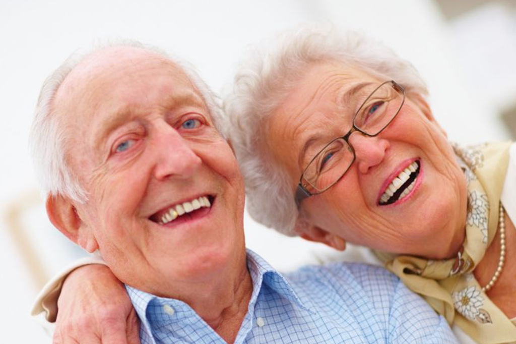 personas mayores sonrriendo